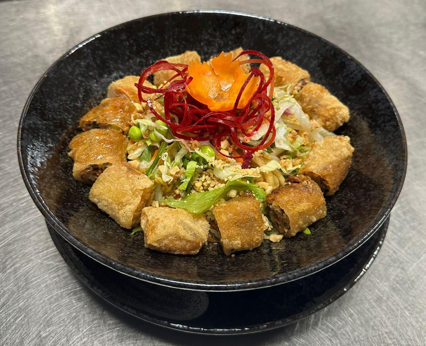 Crispy Rolls Bowl — Knusprige Frühlingsrollen auf Salat mit Erdnüssen