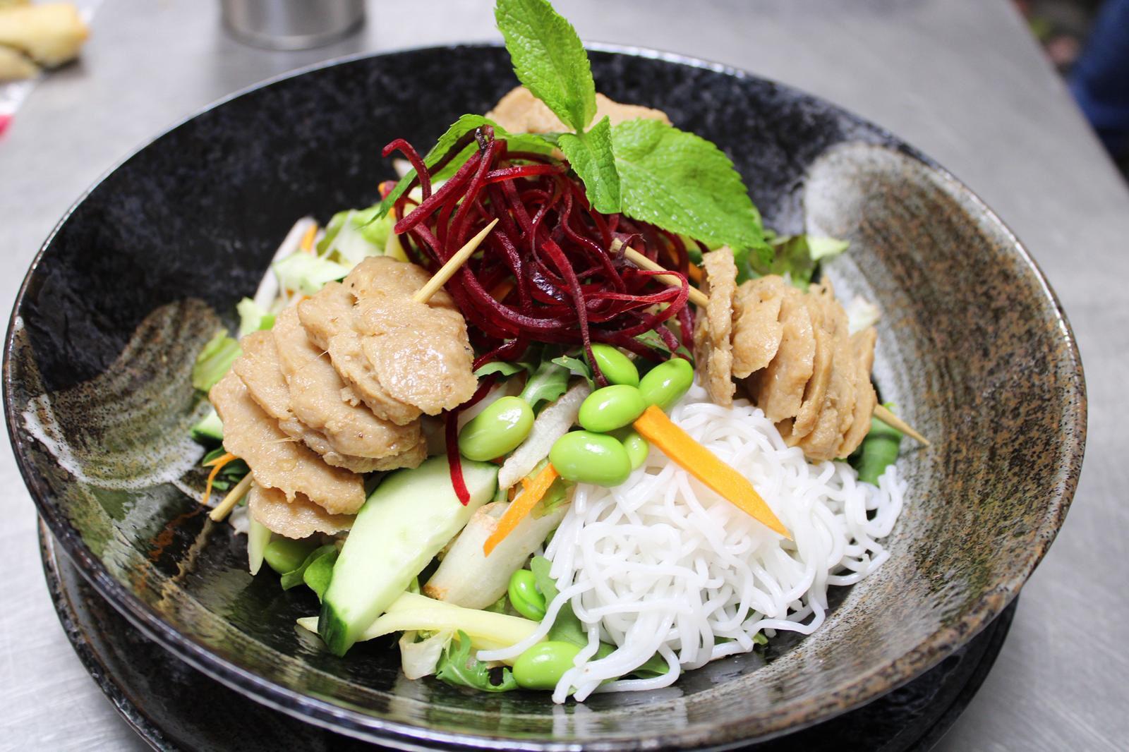 Bun Chay Hanoi — Reisnudeln mit Seitan-Spießen und Edamame