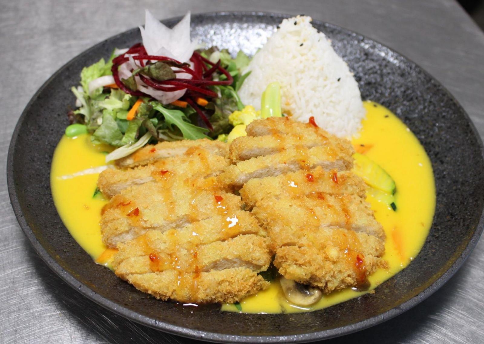 Crispy Cutlet — Panierte Schnitzel mit Mango-Curry und Reis