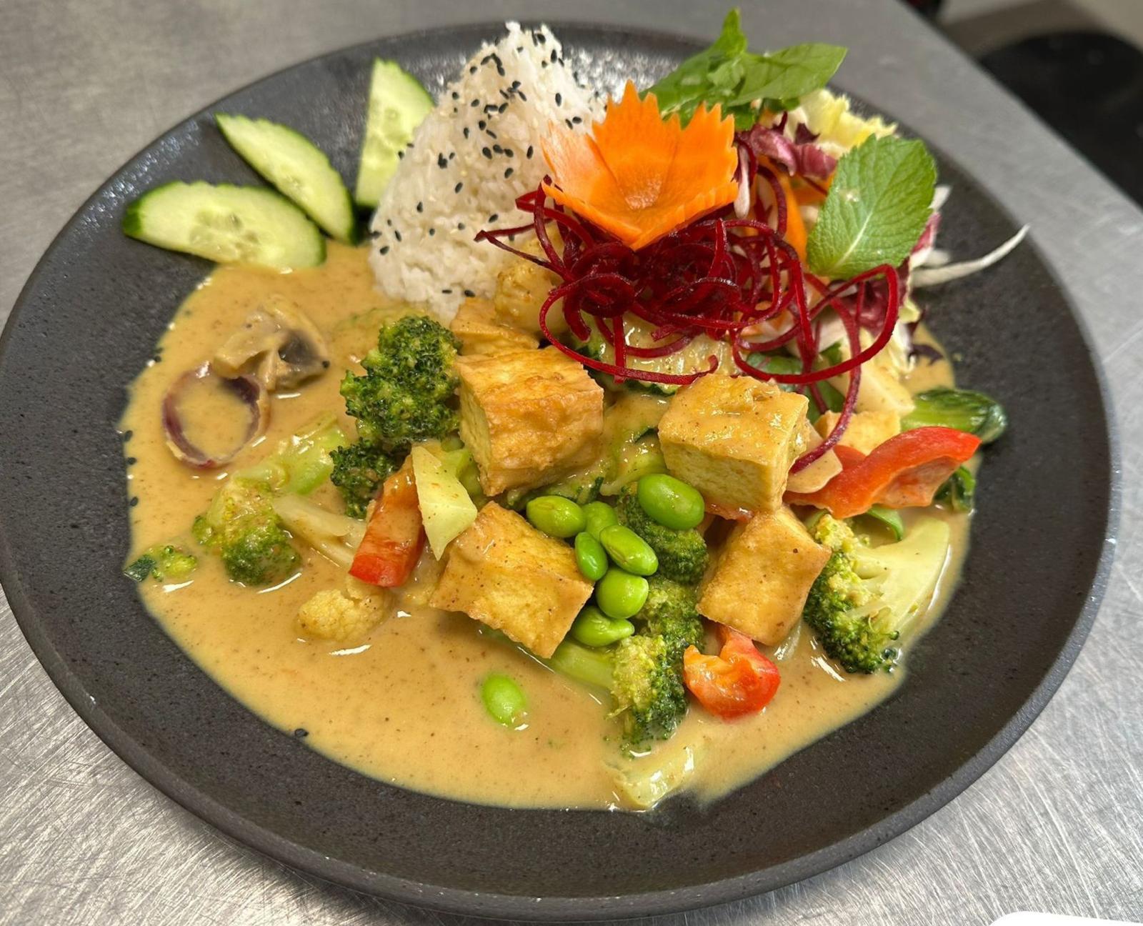 Tofu Curry — Cremiges Curry mit Tofu, Brokkoli und Edamame