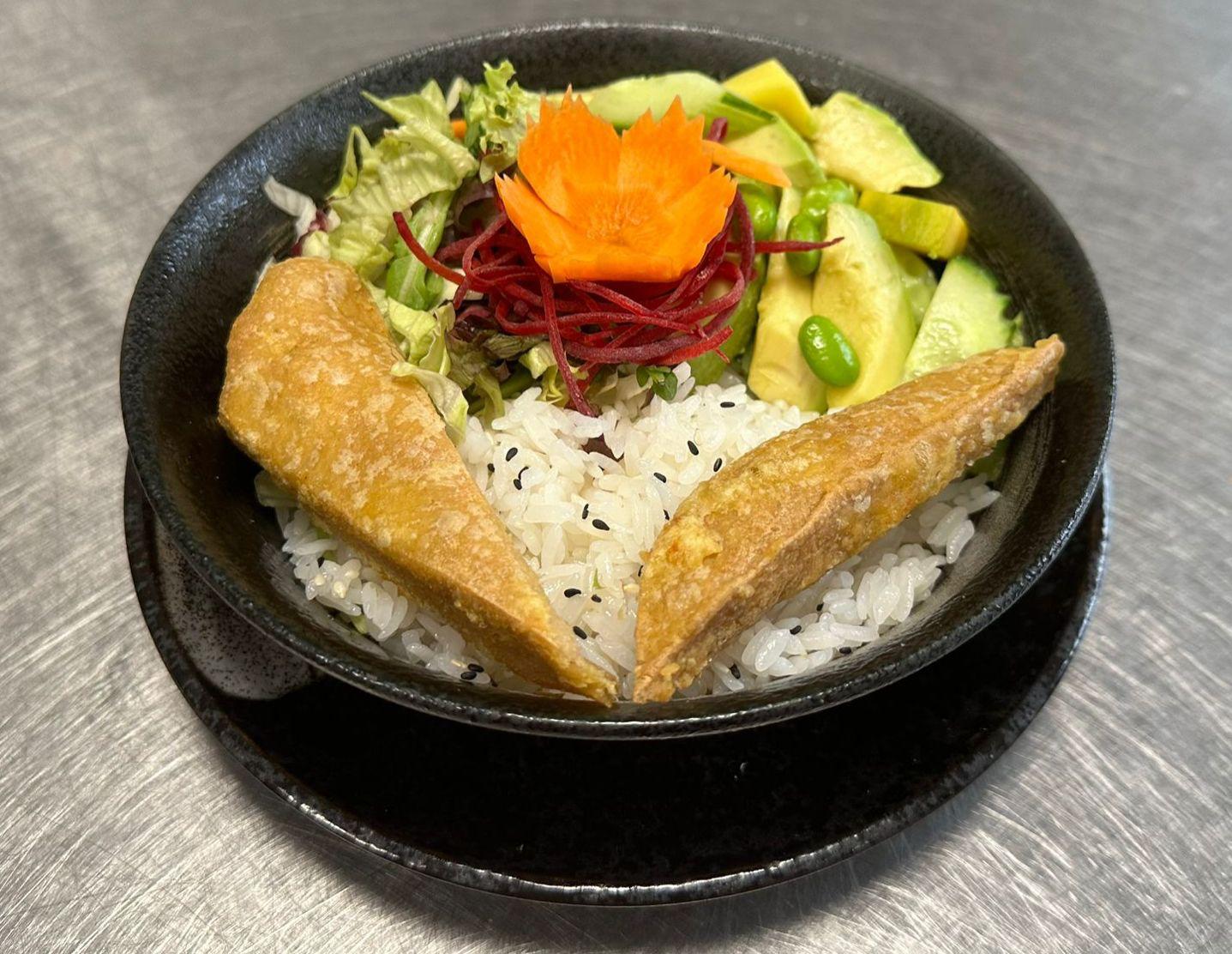 Tofu Avocado Bowl — Reisbowl mit knusprigem Tofu, Avocado und Edamame