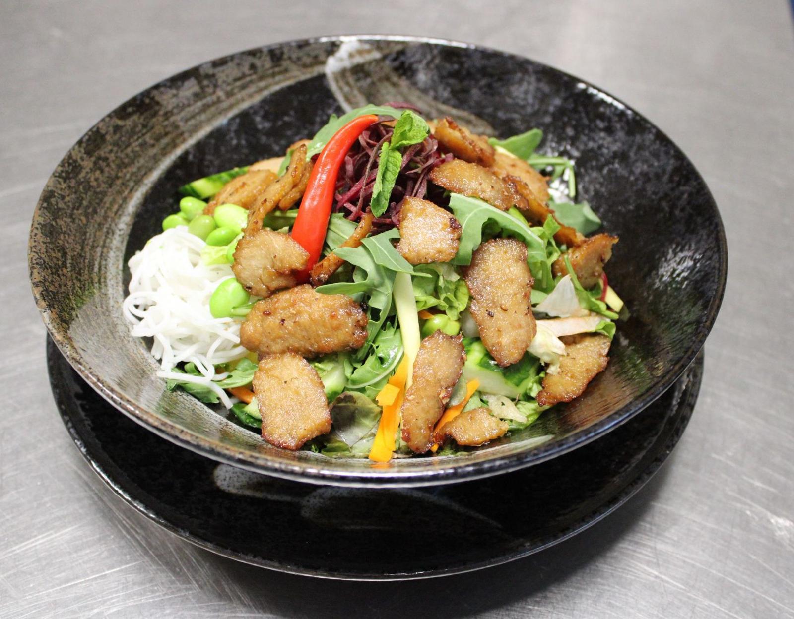 Bun Chay Saigon — Reisnudelsalat mit gebratenem Seitan und Kräutern