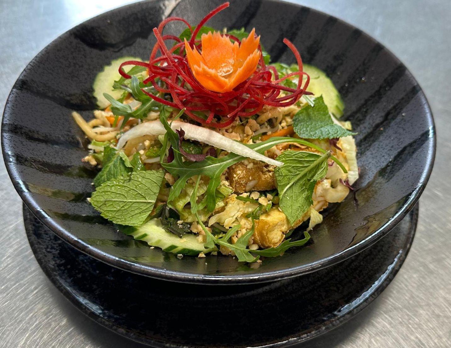 Goi Tofu — Frischer Salat mit Tofu, Minze und Erdnüssen